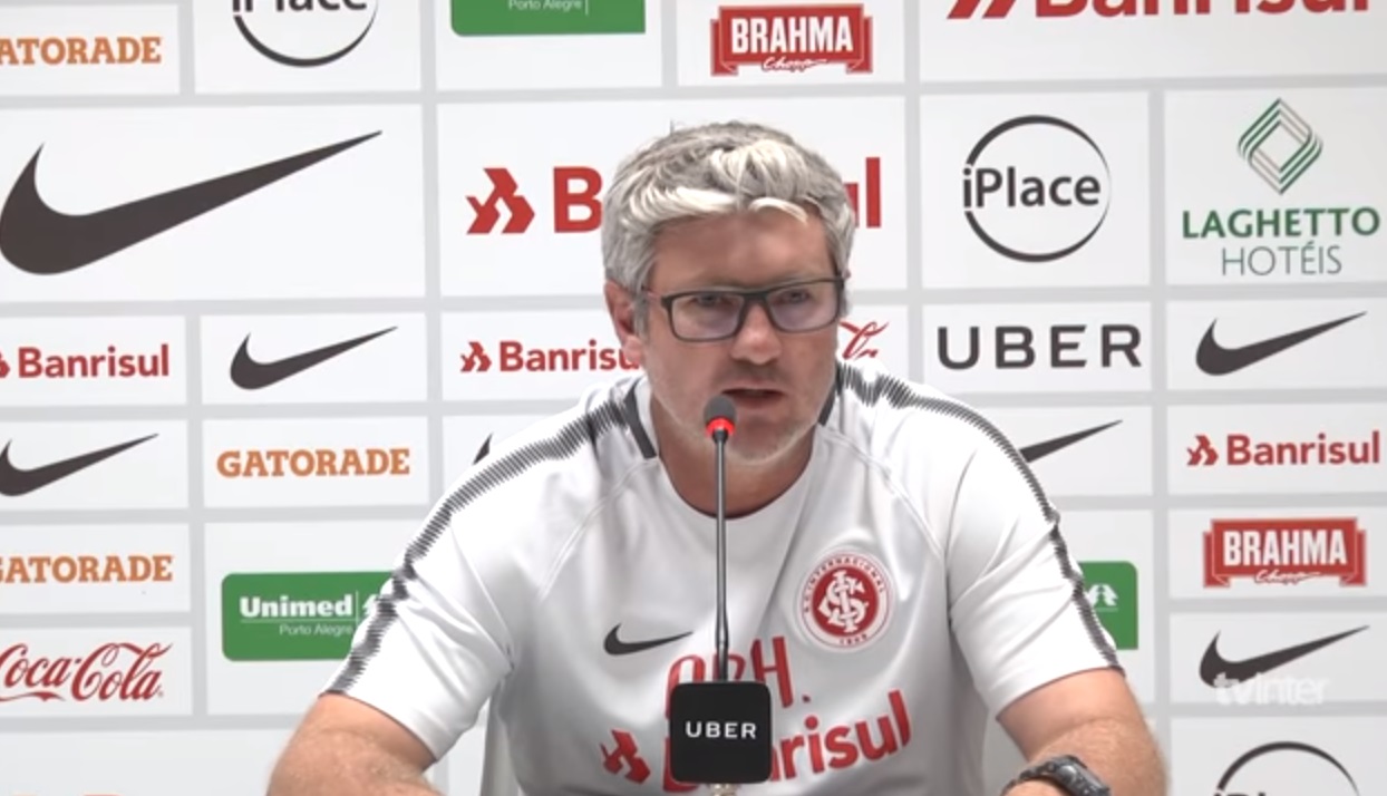 Odair Hellmann celebra vitória do Internacional sobre Chapecoense após ‘semana difícil’