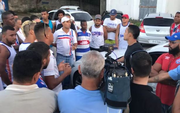 Torcedores do Bahia invadem CT e cobram jogadores na reapresentação