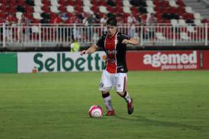 Série C: Joinville negocia venda do volante Eduardo Person ao Atlético-PR