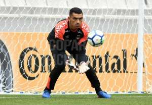 Campanha de trânsito? Goleiro da Série A deve ser ‘multado’ por uso de celular no campo