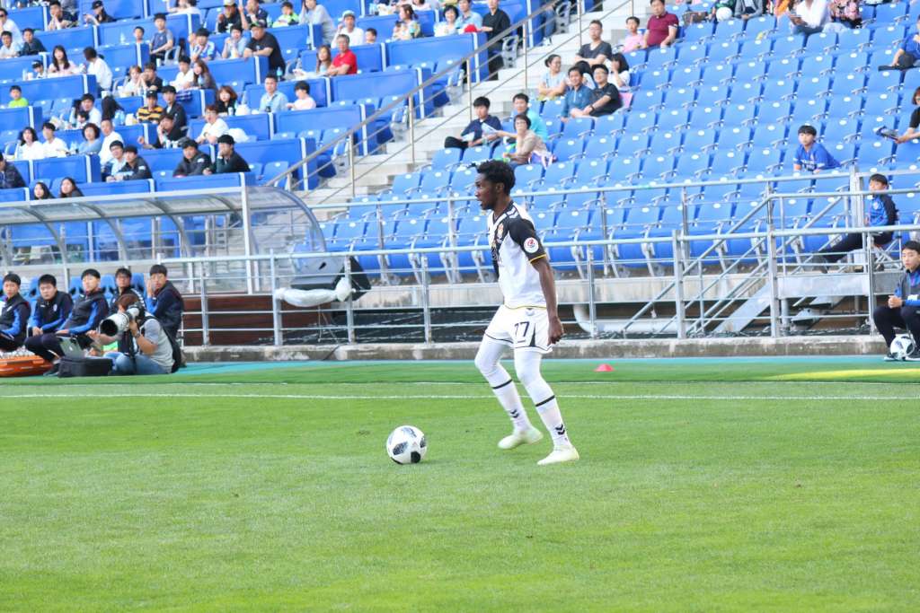 Negueba foca em título da K-League em 2018 e destaca grande momento no Gyeongnam