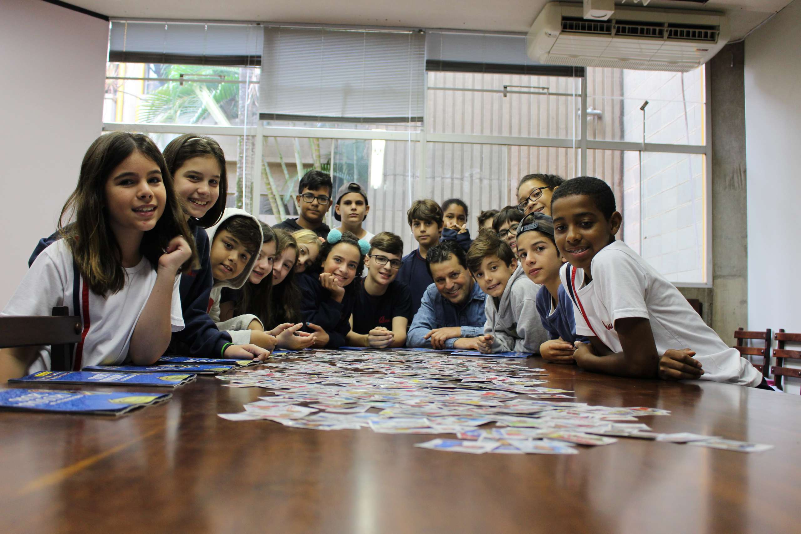 Alunos de colégio privado doam figurinhas da Copa para instituição carente de Campinas