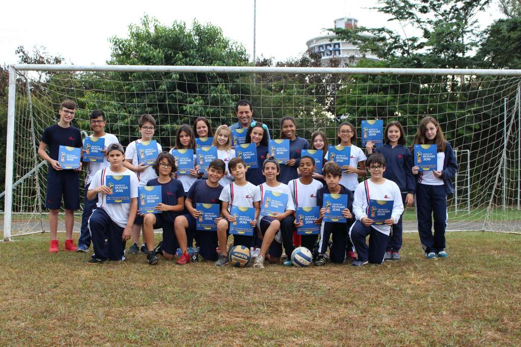 Alunos do Colégio Coração de Jesus doam figurinhas da Copa pra instituição carente de Campinas