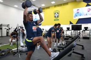 Debaixo de leve nevoeiro, seleção faz treino no gramado da Granja Comary