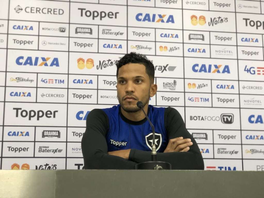 Yago se coloca à disposição para substituir Carli contra o Vitória 
