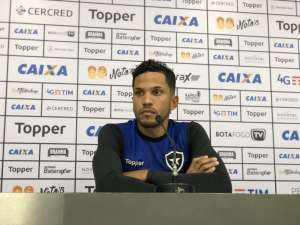 Yago admite que deve substituir Carli e se diz pronto para estrear no Botafogo