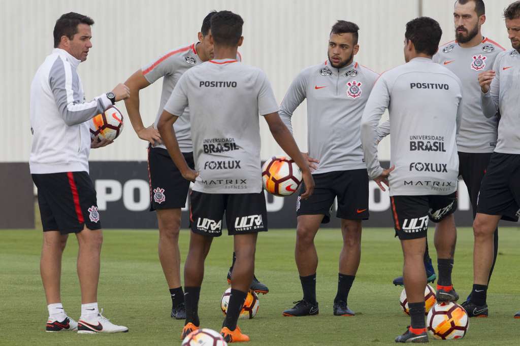 O técnico Osmar Loss vai manter o time que Carille vinha usando no Corinthians