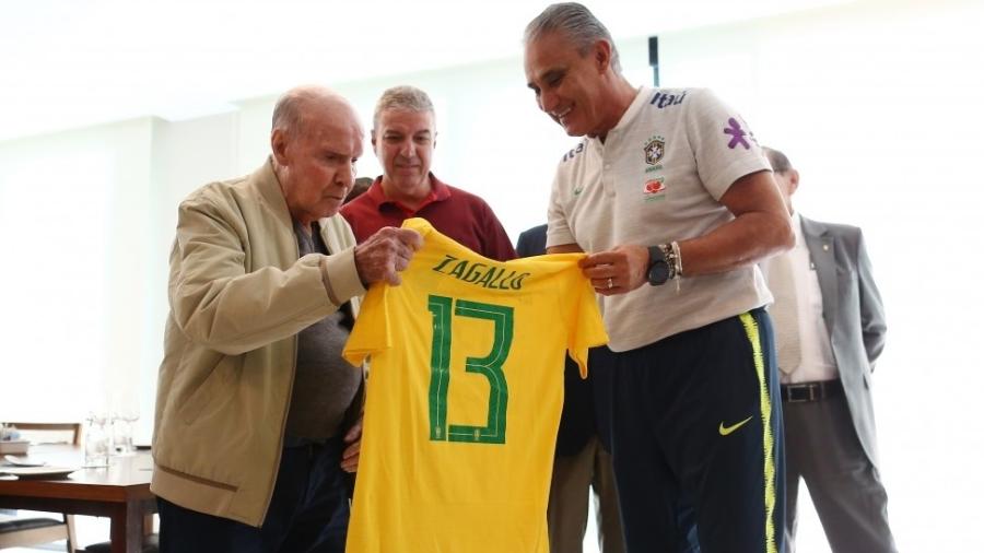  Seleção brasileira recebe visita de Zagallo e cartolas da CBF