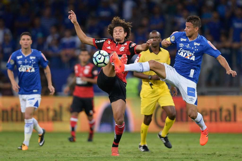 O volante Willian Arão perdeu espaço no Flamengo e deve definir seu futuro nos próximos dias