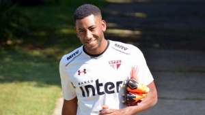 Ainda em recuperação de lesão, Carneiro é poupado de treino do São Paulo