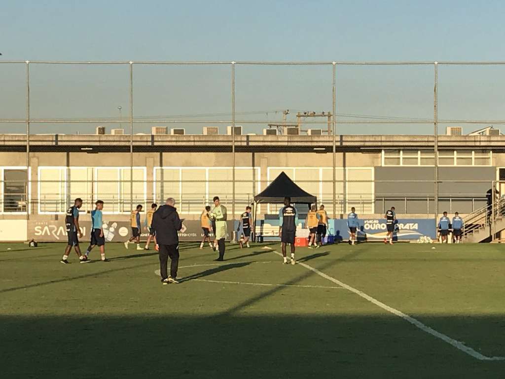 Everton volta a treinar com bola e pode reforçar Grêmio contra o Ceará