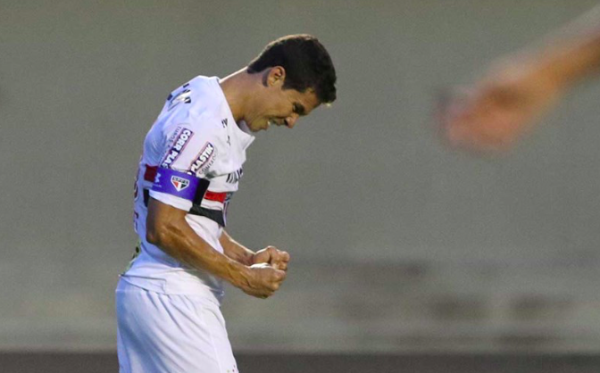 Em baixa com a torcida, clube brasileiro quer tirar Hernanes da China