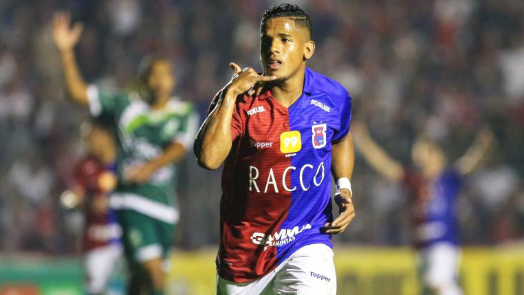Série B: Guarani espera fechar com atacante Vitor Feijão, do Paraná