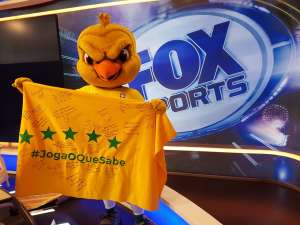Mascote da Seleção Brasileira faz parada em estúdio de TV antes de ir para a Rússia