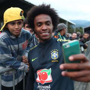 Seleção faz treino com torcida e tumulto na entrada da Granja Comary