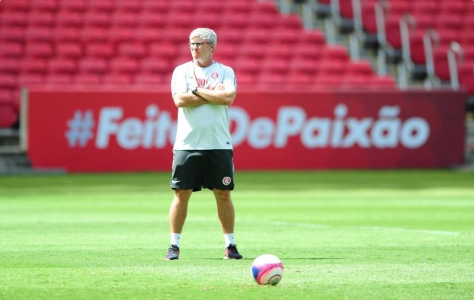 Hellmann fecha treino do Inter e deve promover entrada de Klaus na zaga