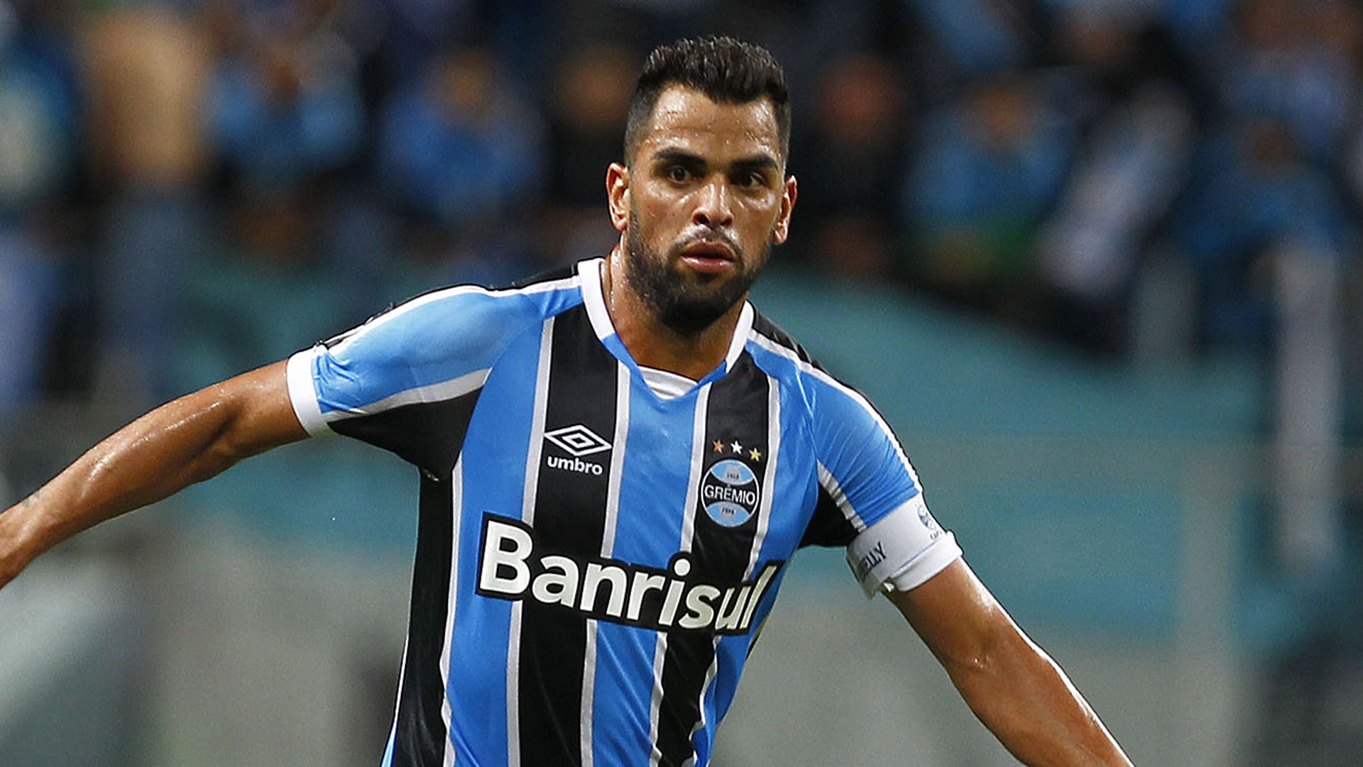 Meia contestado no Grêmio e jovem do Flamengo são surpresas na lista de 35 de Tite