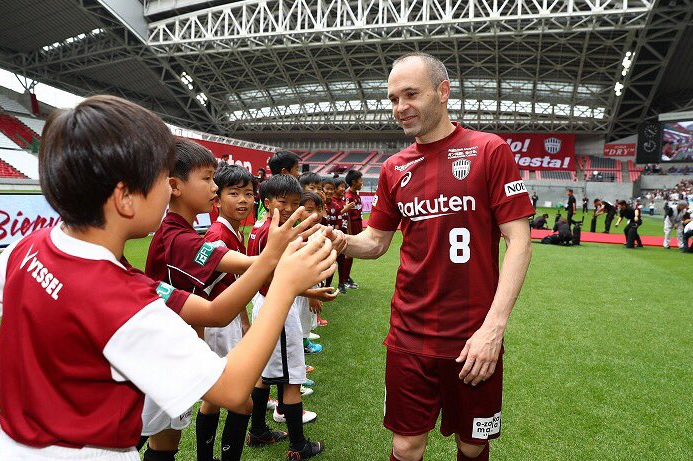 Iniesta é recebido com festa por oito mil torcedores em seu novo clube no Japão