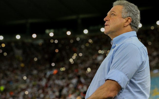 Abel Braga contém euforia após vitória do Fluminense: ‘Resultado foi mentiroso’