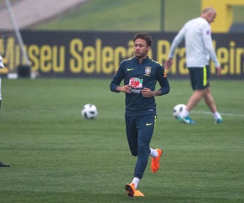 Copa do Mundo: Antes de viagem a Londres, Neymar se diz bem e ansioso para estreia