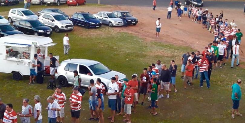 Filas se formaram no final da tarde na frente do Gilbertão para ver a classificação do Linense
