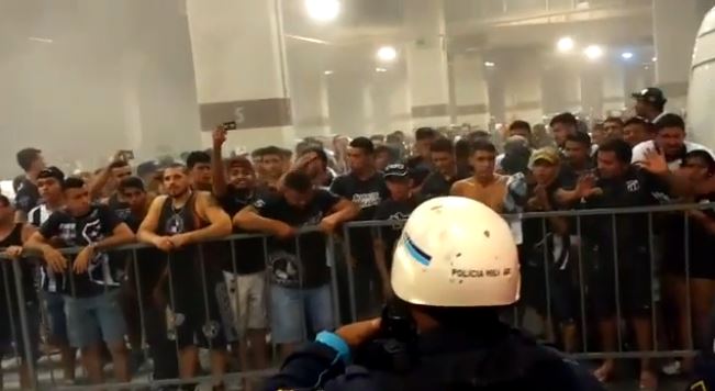 Após nova derrota, torcida do Ceará se irrita e protesta no Castelão