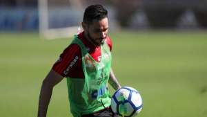 Recuperado de lesão, Pará volta aos treinamentos no Flamengo