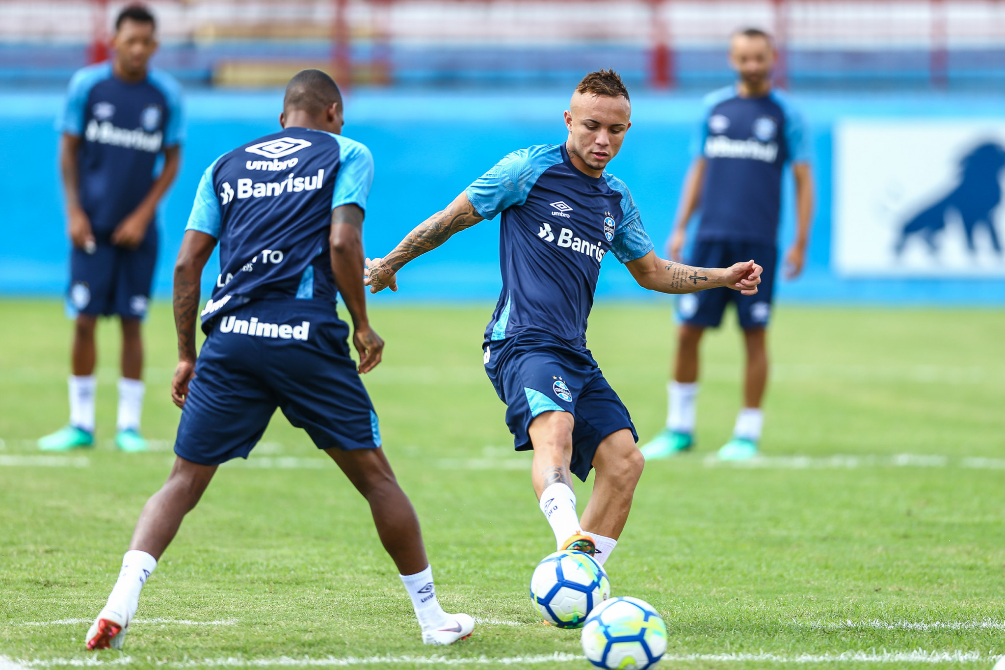 Luan volta a treinar e deve reforçar o Grêmio contra o Fluminense