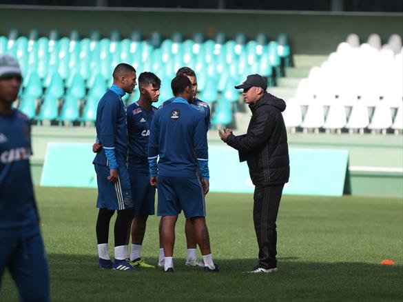 Eduardo Baptista ainda não perdeu no comando do Coritiba, que já está no G4 da Série B