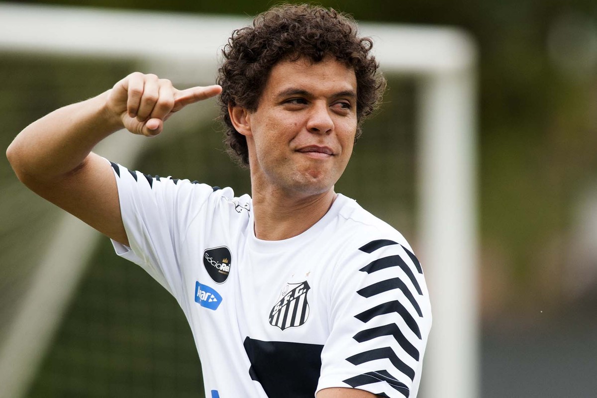 Victor Ferraz inicia transição, mas não deve voltar ao Santos na quinta