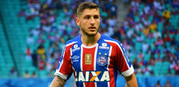 Com chances de perder Arrascaeta, Cruzeiro sonha com meia do Bahia