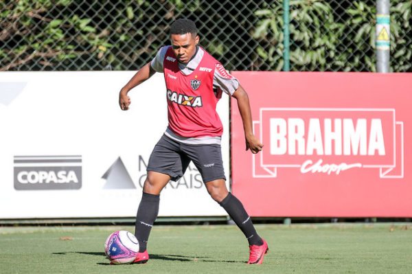 Elias admite chateação por reserva, mas nega rumores sobre saída do Atlético-MG