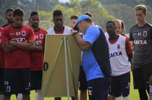 Em busca da primeira vitória, Paraná treina com os portões fechados