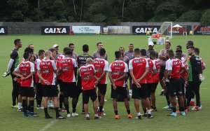 Wallyson pede atenção ao sistema defensivo do Vitória e avisa: 'falta atenção'