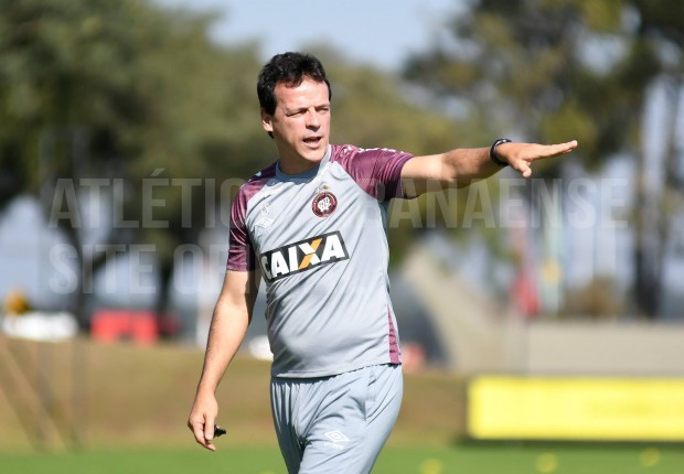 Pavez retorna, mas Diniz deve repetir time do Atlético-PR contra Santos
