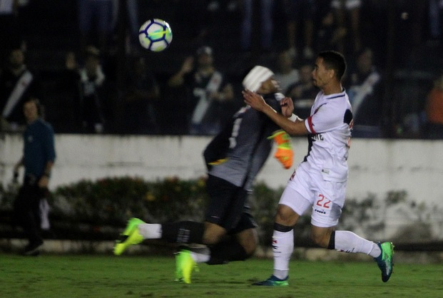 Yago Pikachu tira do goleiro Thiago Rodrigues para marcar o único gol em São Januário