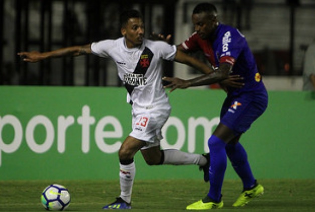 O Vasco se distanciou da zona de rebaixamento, enquanto o Paraná segue afundado na lanterna