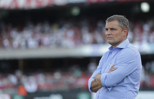 Aguirre minimiza crise palmeirense antes de clássico: 'Isso não facilita pra nós'