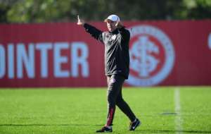 Técnico exalta sofrimento após Inter vencer jogo no fim: 'Não sabia se morreria'