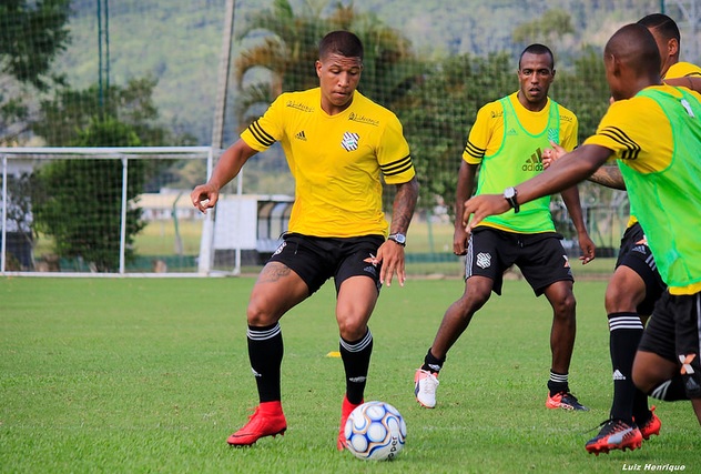 Série B: Figueirense estuda trocar fornecedor de material esportivo