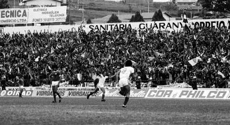 Careca, camisa 9, comemora o gol do título de 1978