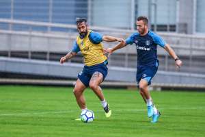 Douglas participa de primeiro coletivo no ano e fica perto da volta no Grêmio