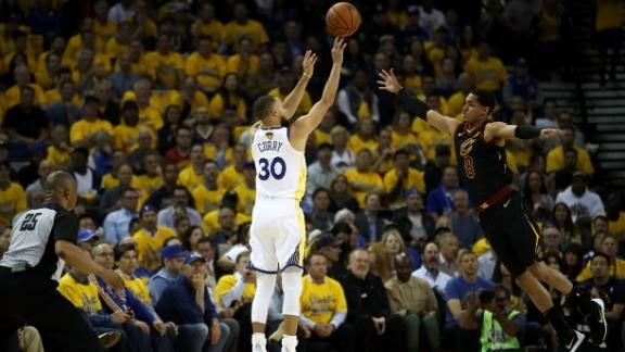 LeBron dá show com 51 pontos, mas Warriors vence 1º jogo da final na prorrogação