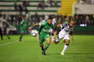 Kleina tem retorno de lateral na Chape para jogo contra Atlético-MG