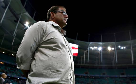Guto Ferreira sofre com desfalques para montar Bahia contra o Grêmio
