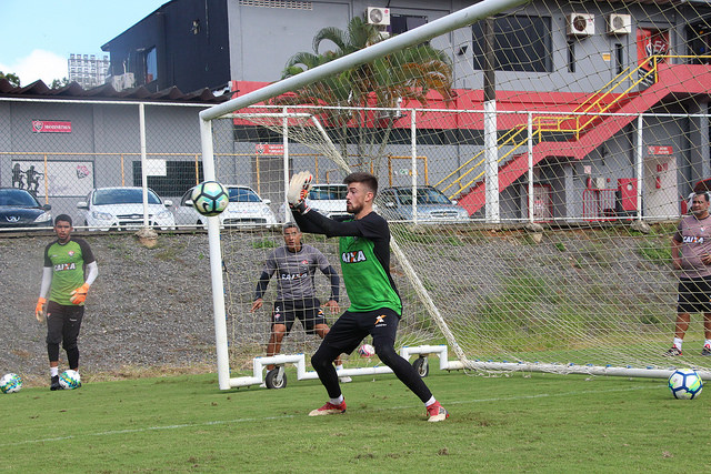 De mãos atadas, Vagner Mancini faz as ‘mudanças de sempre’ no Vitória