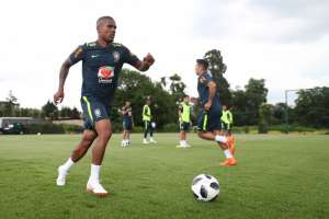 Lesionados, Renato Augusto e Douglas Costa ficarão fora de amistoso do Brasil