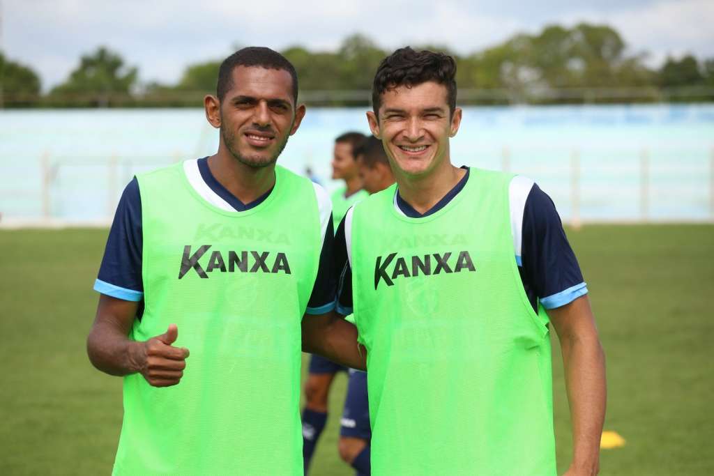 O técnico Oliveira Canindé pediu mais um jogador na posição e Jefferson (à direita) foi lembrado. FOTO: Luís Júnior/Altos