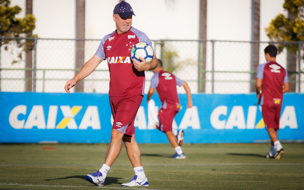 Mano confirma ausência de Henrique e faz mistério sobre escalação do Cruzeiro