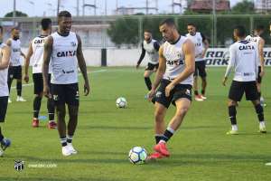 Torcedores invadem treino do Ceará para conversar com jogadores e comissão técnica